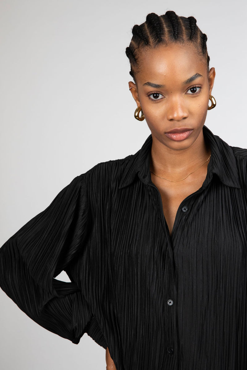 The Plissé Shirt in Raven